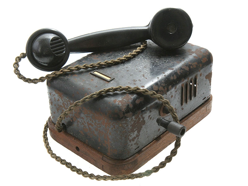 Военные советские телефоны. Советский телефонный аппарат. Индукторный телефонный аппарат. Телефон довоенный. АТ 218 телефонный аппарат.