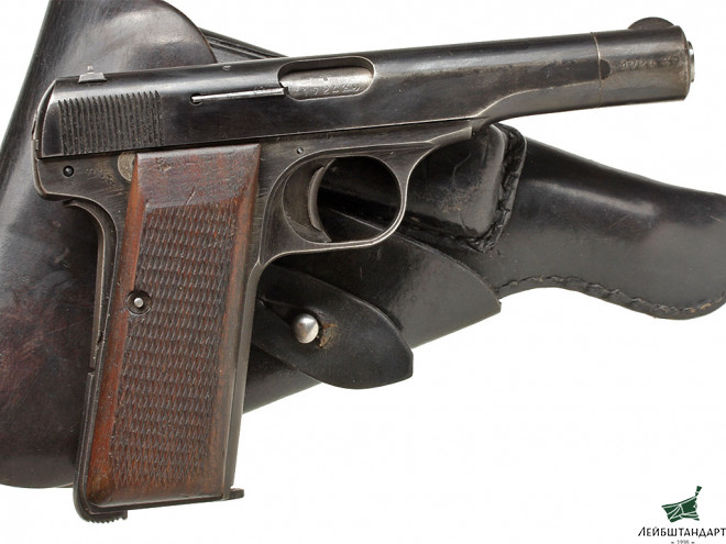 Фотография Пистолет "Браунинг" обр.1922 года (Browning 1922) в кобуре, Бельгия - Увеличенное изображение
