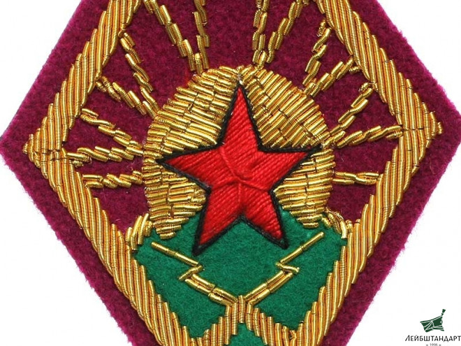 Изображение Нарукавный знак пехоты РККА обр.1920 г., золотой прибор. РСФСР, копия - Увеличенное изображение