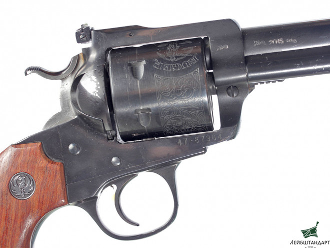 Один из видов Револьвер "Ругер Блэкхок" (Ruger New Model Blackhawk), США - Увеличенное изображение