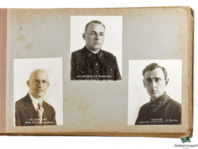 Один из видов Альбом "Выпуск инженеров путей сообщения", 1938 год, СССР - Увеличенное изображение