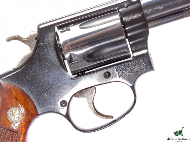 Один из видов Револьвер "Смит и Вессон" (Smith & Wesson Airweight), США - Увеличенное изображение