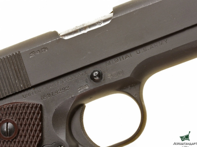 Фото Пистолет Кольт М1911 А1 (Colt M1911 A1) в кобуре, США - Увеличенное изображение
