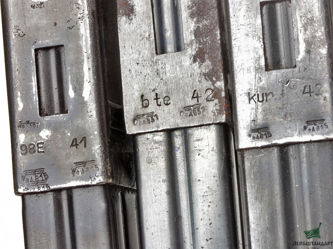 Фотография Пара копийных подсумков с оригинальными магазинами и зарядным устройством к МП-38/40. Германия - Увеличенное изображение
