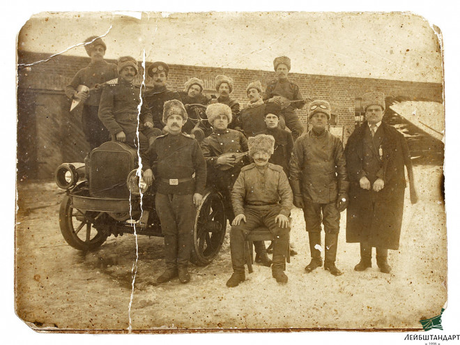 Фотография Фото военнослужащих РИА у грузового автомобиля "Уайт", Россия - Увеличенное изображение