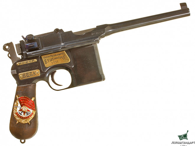 Фотография Пистолет Маузер С-96 (Mauser С96) с наградными накладками "С.М.Буденному от ВЦИК", Германия - Увеличенное изображение
