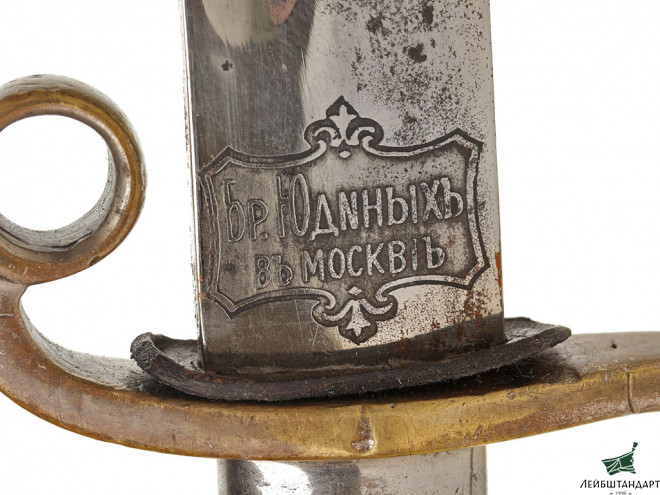 Картинка Шашка офицерская драгунского типа обр.1881 года с портретом Александра III на клинке, Россия - Увеличенное изображение
