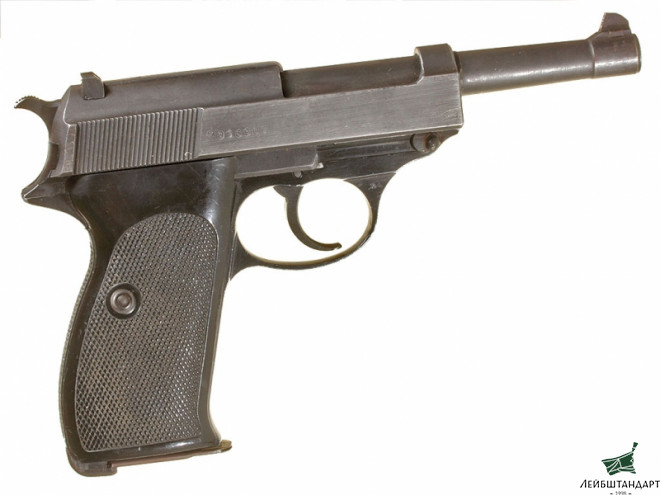 Один из видов Пистолет Вальтер П-38 (Walther P-38) в кобуре, ФРГ - Увеличенное изображение