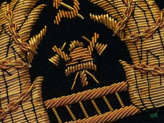 Изображение Знак на головной убор (суконную каску) комсостава пожарной охраны обр. 1925 г., желтый прибор. СССР. Копия - Увеличенное изображение