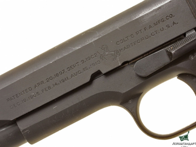 Один из видов Пистолет Кольт М1911 А1 (Colt M1911 A1) в кобуре, США - Увеличенное изображение