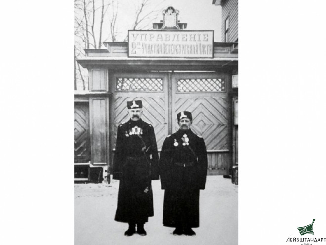Картинка Полный комплект униформы городового (нижний чин городской полиции) конца 19 - начала 20 века, Россия, копия - Увеличенное изображение