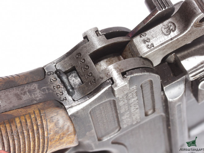 Один из видов Пистолет Маузер С-96 (Mauser С96) - "Красная девятка" в кобуре, Германия - Увеличенное изображение