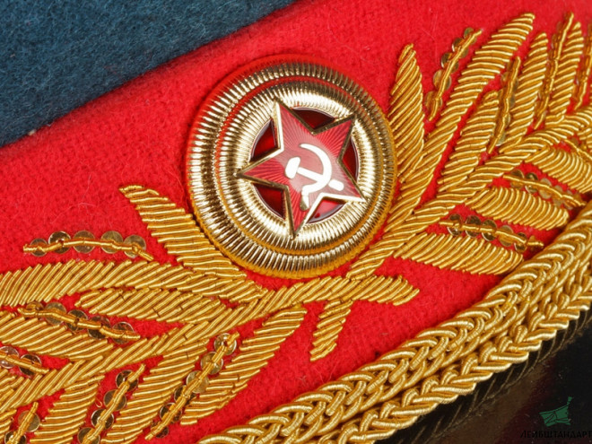 Один из видов Фуражка парадная общевойсковая генерала РККА образца 1945 года. СССР, копия - Увеличенное изображение