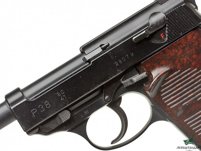 Один из видов Пистолет Вальтер П-38 (Walther P.38) в кобуре (страйкбольный), Германия - Увеличенное изображение