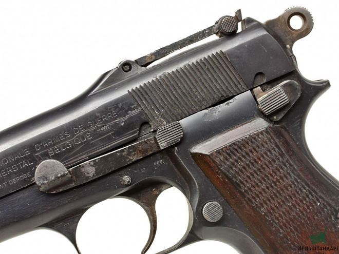 Один из видов Пистолет Браунинг Хай Пауэр (Browning High Power) обр.1935 года в кобуре, Бельгия - Увеличенное изображение