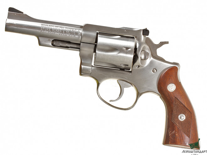 Изображение Револьвер "Ругер" (Ruger Security-Six) в кобуре, США - Увеличенное изображение