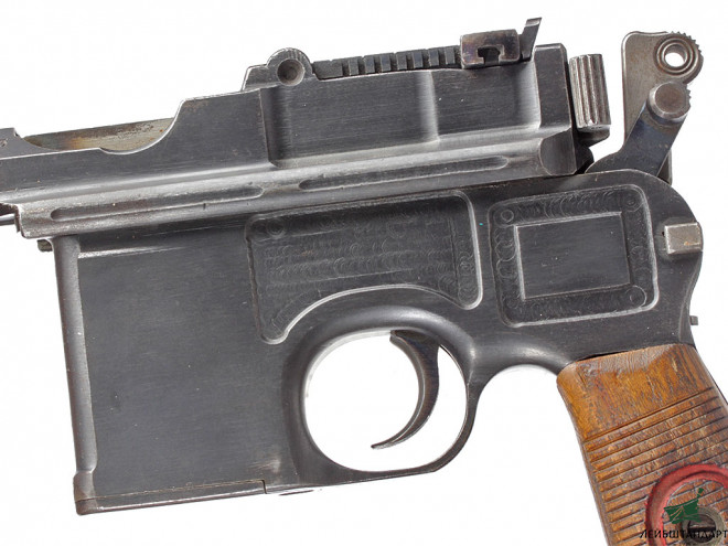 Один из видов Пистолет Маузер С-96 (Mauser С96) - "Красная девятка" в кобуре, Германия - Увеличенное изображение