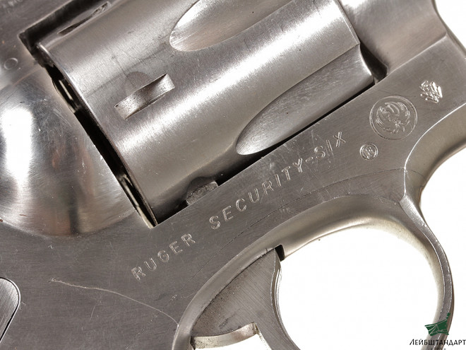 Фотография Револьвер "Ругер" (Ruger Security-Six) в кобуре, США - Увеличенное изображение