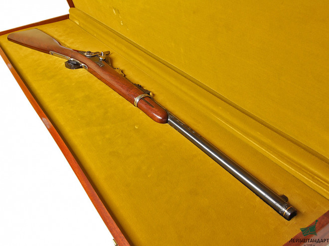 Фотография Кавалерийский карабин Спрингфилд обр.1873 года (Springfield M1873 "Trapdoor" Carbine) в памятном заказном исполнении, в футляре. США - Увеличенное изображение