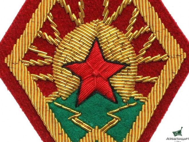 Изображение Нарукавный знак пехоты РККА обр.1920 года, золотой прибор. РСФСР, копия - Увеличенное изображение