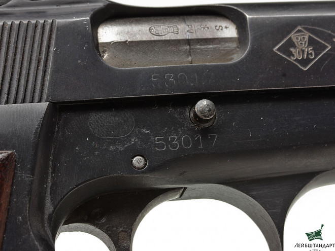 Фотография Пистолет Браунинг Хай Пауэр (Browning High Power) обр.1935 года в кобуре, Бельгия - Увеличенное изображение