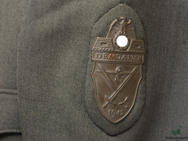 Фото Китель гауптмана - военного врача артиллерийской части Вермахта с нарукавным щитом "Демянск" и пехотным штурмовым знаком. Германия - Увеличенное изображение
