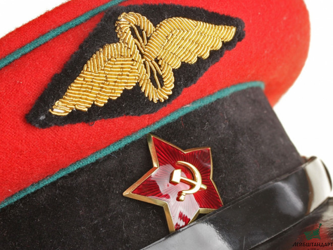 Один из видов Фуражка командного и начальствующего состава, Военные сообщения (ВОСО), обр.1943г., СССР, копия - Увеличенное изображение