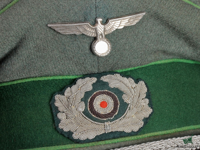 Фотография Китель и фуражка офицера образца 1936 года (М36) со знаками различия горного егеря, Германия - Увеличенное изображение