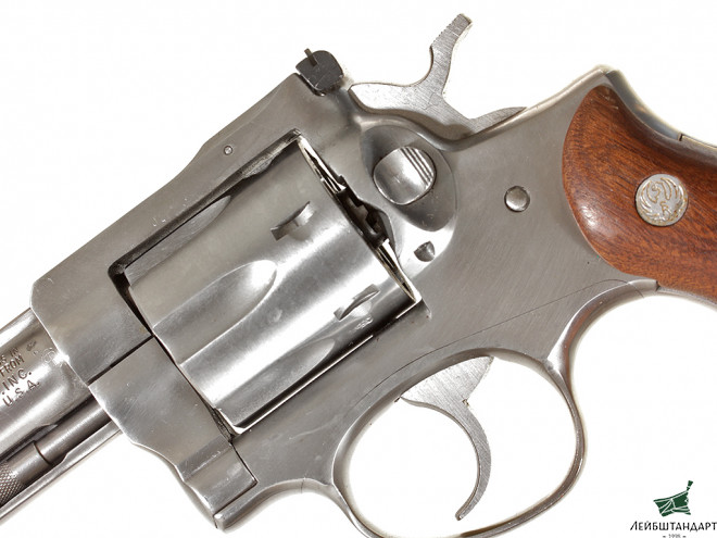 Фото Револьвер "Ругер" (Ruger Security-Six) в кобуре, США - Увеличенное изображение