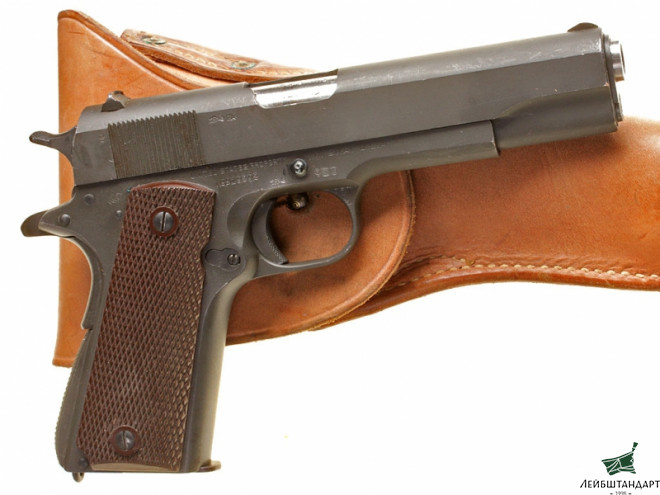 Фотография Пистолет Кольт М1911 А1 (Colt M1911 A1) в кобуре, США - Увеличенное изображение