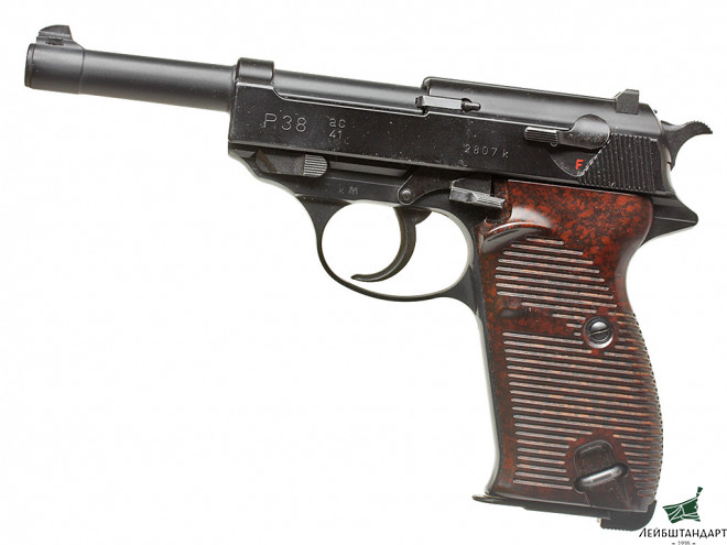 Фотография Пистолет Вальтер П-38 (Walther P.38) в кобуре (страйкбольный), Германия - Увеличенное изображение