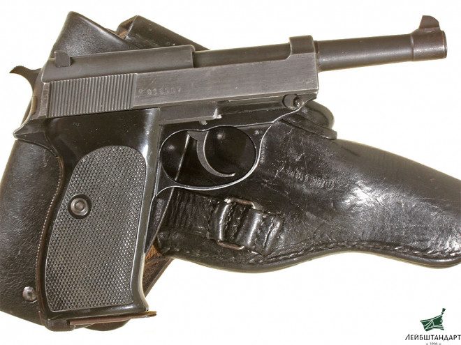 Фотография Пистолет Вальтер П-38 (Walther P-38) в кобуре, ФРГ - Увеличенное изображение